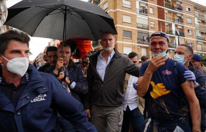 Le roi Felipe et le premier ministre Pedro Sanchez visés par des projectiles et qualifiés d'”assassins” près de Valence