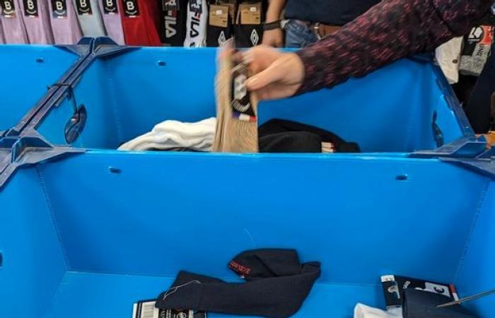 Aux Cars, en Haute-Vienne, chacun cherche sa chaussette lors de la braderie Broussaud