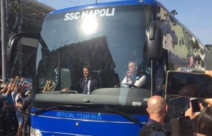 Le bus de Naples est arrivé à Maradona, fans enthousiastes ! Les chants commencent : « Je serai avec toi »