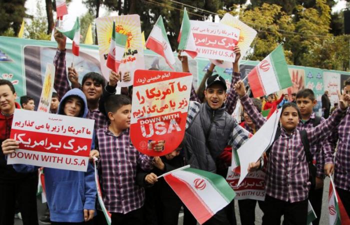 Des milliers d’Iraniens descendent dans la rue pour marquer l’anniversaire de la prise d’otages de 1979