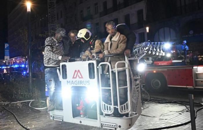 Un hôtel ravagé par les flammes au centre de Bruxelles : ce que l’on sait (photos et vidéo)