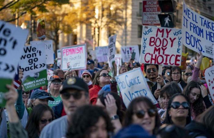 la marche de milliers de femmes pour défendre leurs droits et Kamala Harris