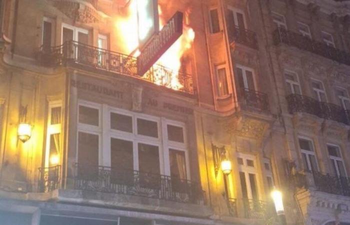 Un hôtel ravagé par les flammes au centre de Bruxelles : ce que l’on sait (photos et vidéo)