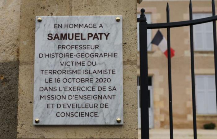 huit personnes sur le banc des accusés