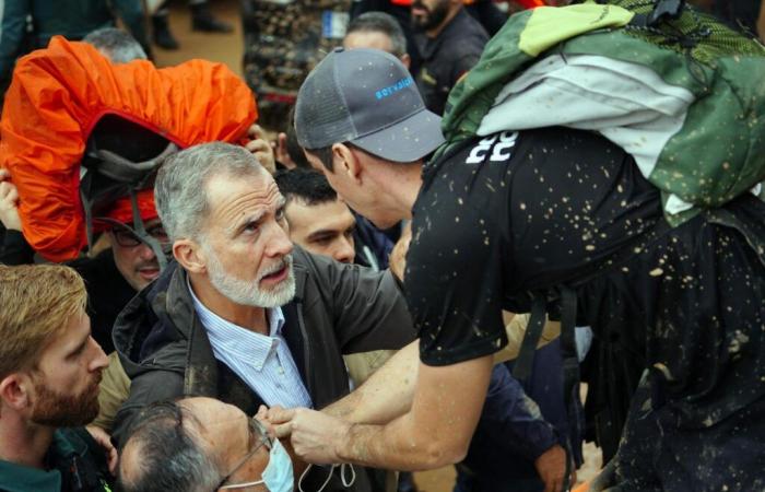 à Valence, après des inondations meurtrières, la colère explose contre le roi Felipe VI et le premier ministre Pedro Sanchez