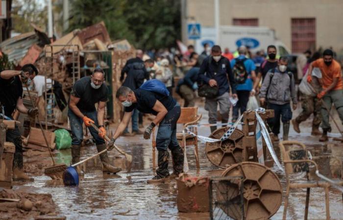 Des milliers de bénévoles aident dans les zones sinistrées en Espagne