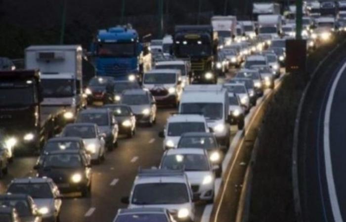 D’énormes embouteillages sur l’A63 suite à un incident impliquant un poids lourd