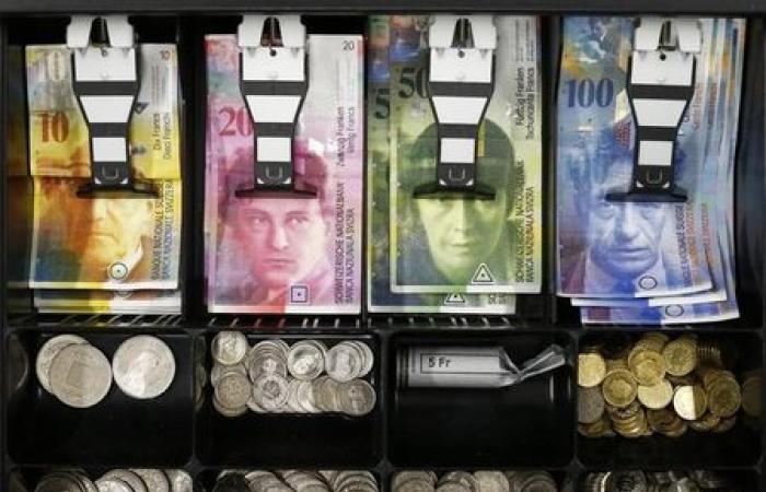 Le dollar chute face aux derniers sondages sur la présidentielle américaine