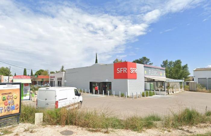 Battes de baseball, téléphones volés par dizaines… des individus armés, dont quelques mineurs, braquent un magasin SFR dans le Vaucluse