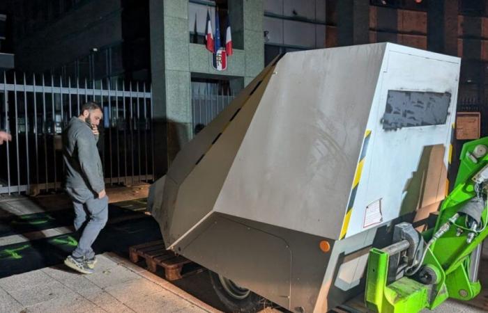 Les Jeunes Agriculteurs de la Drôme placent un radar devant la préfecture pour dénoncer la « lenteur » du gouvernement