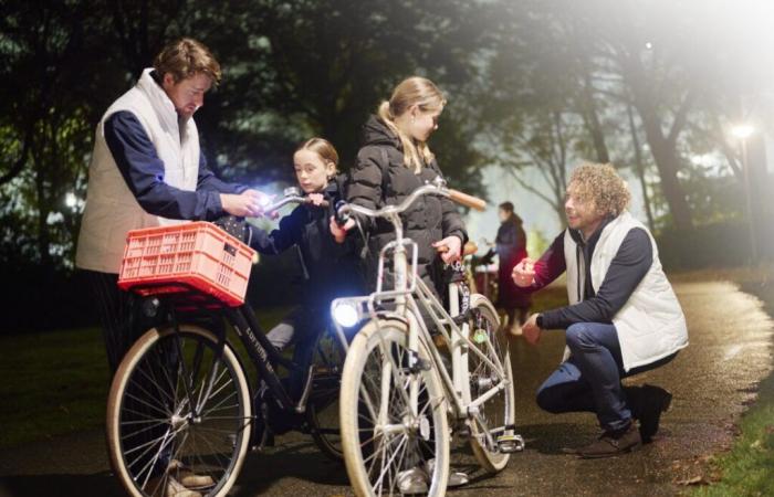 Éclairage de vélo gratuit pour les écoles secondaires pour accroître la sécurité routière