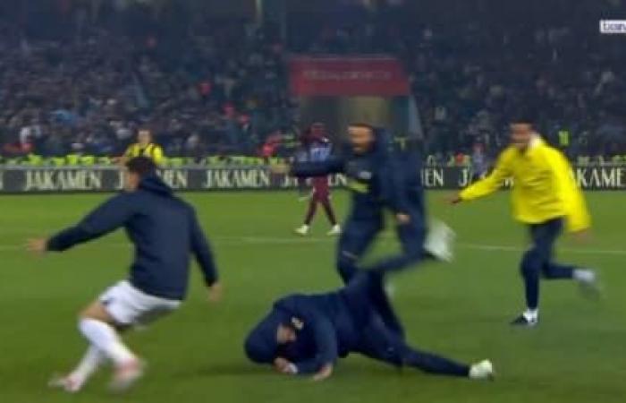 Glissade manquée, roulage au sol… Mourinho se déchaîne après la victoire de dernière minute de Fenerbahçe