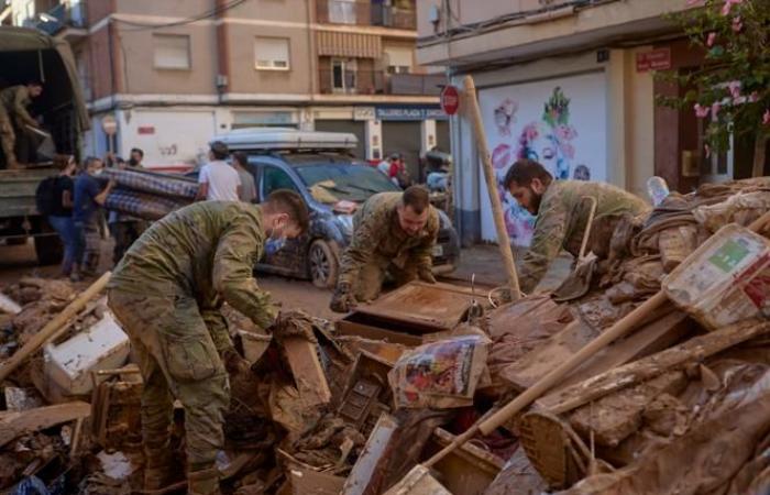 à Valence, après des inondations meurtrières, la colère explose contre le roi Felipe VI et le premier ministre Pedro Sanchez