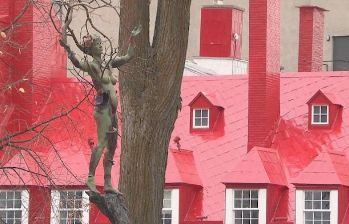 Une sculpture créée par Paryse Martin à contempler sur la Place d’Armes