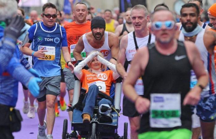 Cette vidéo déchirante de Colin Farrell finissant le marathon de Dublin en poussant la chaise de son ami malade