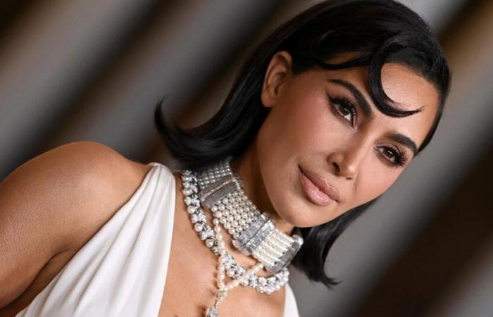 Kim Kardashian, son décolleté vertigineux et l’incroyable collier de Lady Diana font tourner les têtes à Los Angeles