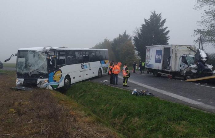 un bus et un poids lourd entrent en collision à Preuilly-sur-Claise