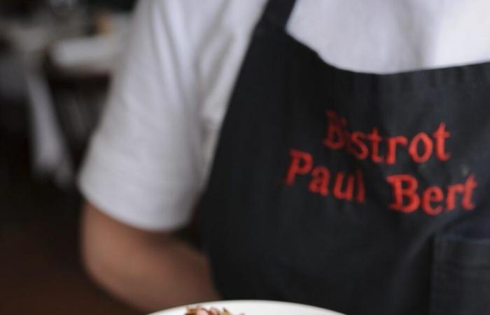 La recette de l’île flottante aux pralines roses du bistro Paul Bert