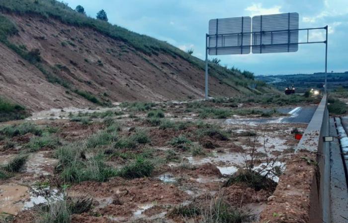 Une autoroute complètement ensevelie par un glissement de terrain au sud de Barcelone