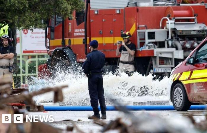 Les sauveteurs espagnols fouillent un parking souterrain alors que de nouvelles inondations frappent Barcelone