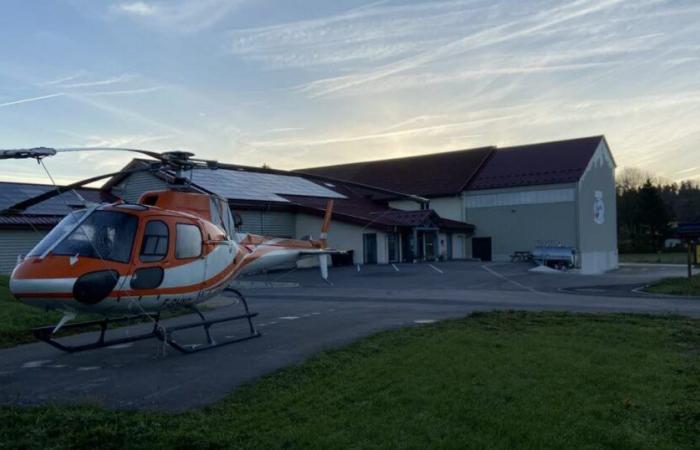 Doubs. Le pilote de l’hélicoptère effectue un atterrissage d’urgence devant la fruiterie… et achète du fromage