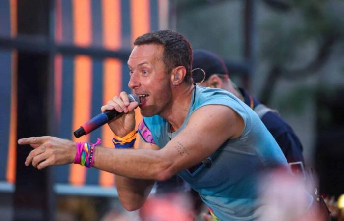 Chris Martin tombe dans une trappe en plein concert, la chute spectaculaire