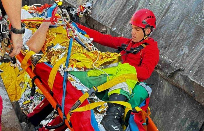 Après une chute de plus de trois mètres, un homme évacué d’une benne par des secouristes spécialisés