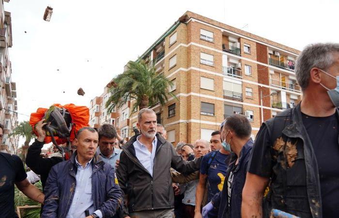 Des foules en colère huent et jettent des œufs au roi d’Espagne alors qu’il visite Valence, frappée par les inondations.