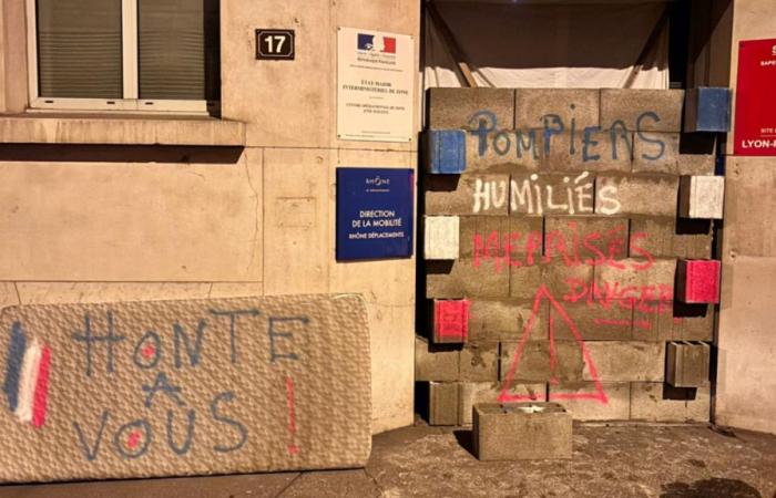 Les pompiers du Rhône murent l’entrée du siège de la SDMIS