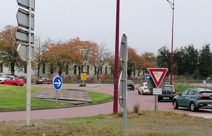 Pourquoi des plaques ont été installées au rond-point de Penesme à Cherbourg