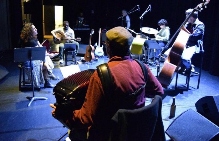 Un jeune guitariste aux mains d’or partage la scène avec son ancien professeur pour un concert hommage à Barbara