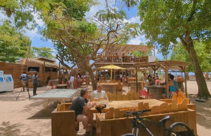 Le restaurant Kabana Beach à Port-Louis ravagé par les flammes