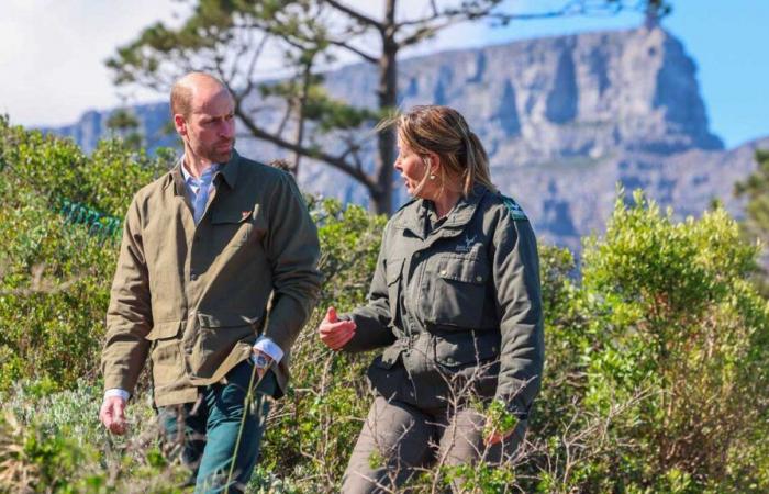 Le prince William fait une randonnée vers les sommets surplombant Cape Town