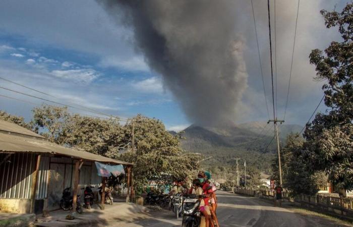 Un volcan tueur entre en éruption en Indonésie (vidéo)