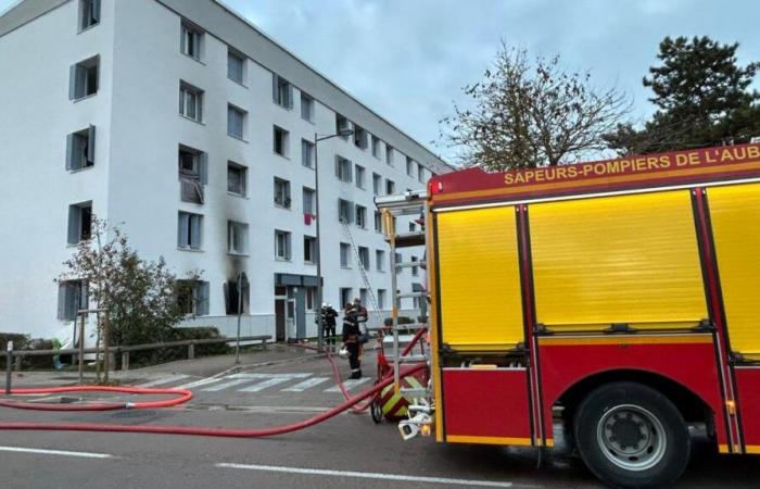 les habitants escaladent la façade du bâtiment pour sauver une femme et un enfant