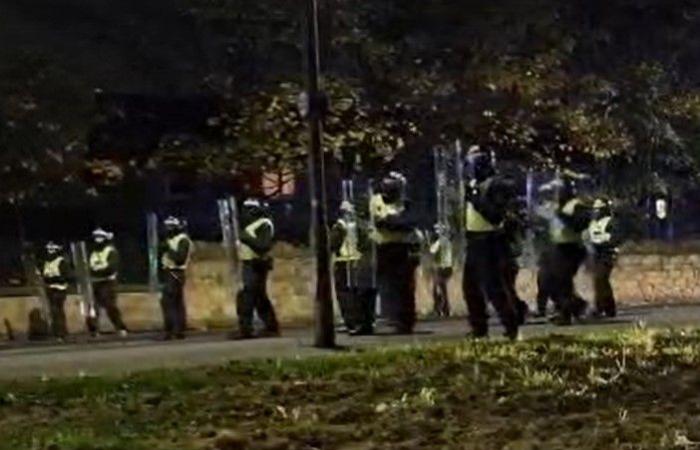 Les policiers anti-émeutes affrontent des feux d’artifice et un hélicoptère de police appelé alors que les gangs incendient les poubelles et lancent des bouteilles