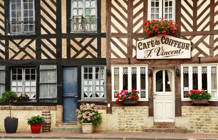 Cette ville pittoresque du Calvados, labellisée « Plus Beau Village de France », vaut vraiment le détour.