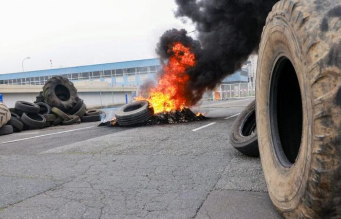 Pneus brûlés, usine bloquée… Les salariés de Michelin sont en grève et en colère à Cholet