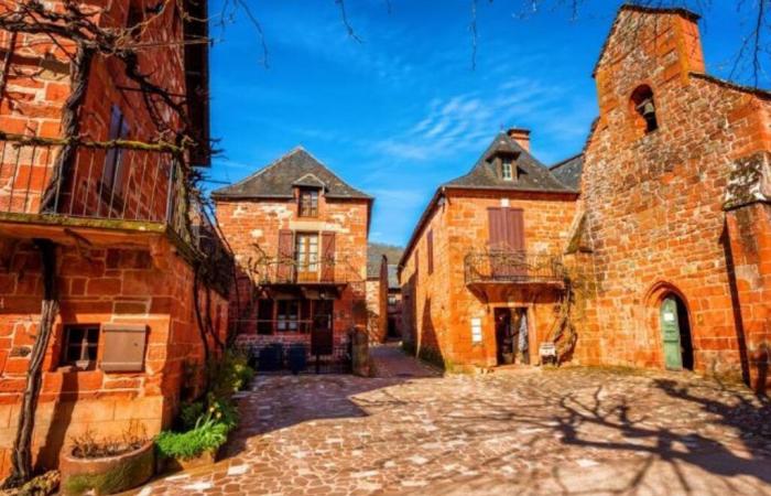 Ce village de Nouvelle-Aquitaine attire chaque année 700 000 personnes qui se pressent pour admirer ses magnifiques teintes rouges, uniques en France.