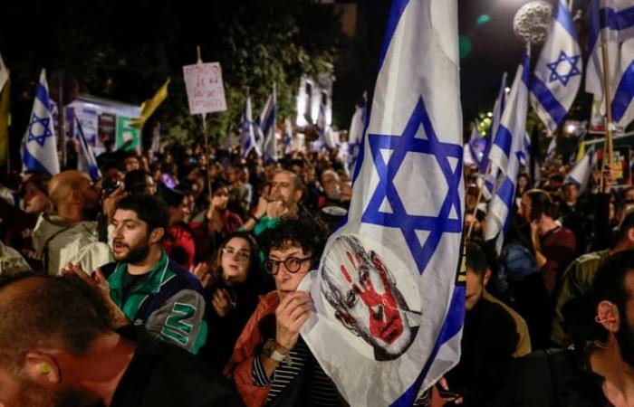 Des centaines d’habitants manifestent à Tel-Aviv contre le limogeage du ministre de la Défense