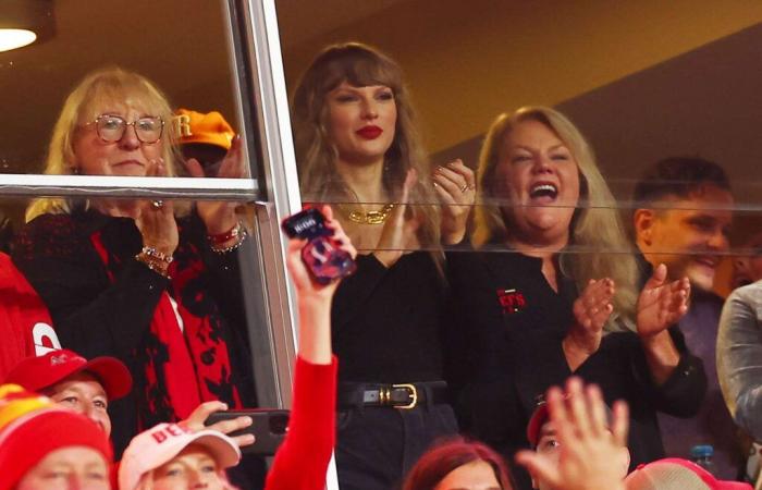 Andrea, la mère de Taylor Swift, applaudit Travis Kelce en portant la veste « In My Chiefs Era »