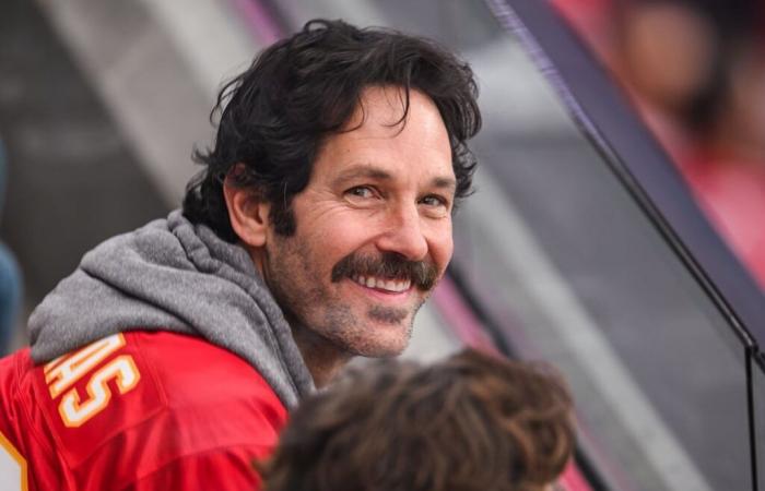 La star hollywoodienne Paul Rudd surprend les jeunes électeurs faisant la queue le jour du scrutin aux États-Unis