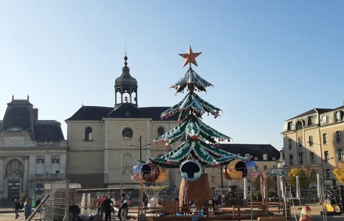 Incontournable, parfois décrié, le manège prend racine pour Noël dans le centre-ville du Mans