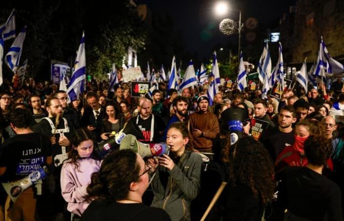 Des centaines d’habitants manifestent à Tel-Aviv contre le limogeage du ministre de la Défense