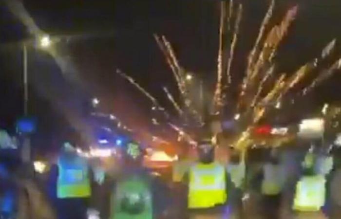 La police anti-émeute ciblée par des feux d’artifice au milieu des tensions de Bonfire Night | ROYAUME-UNI