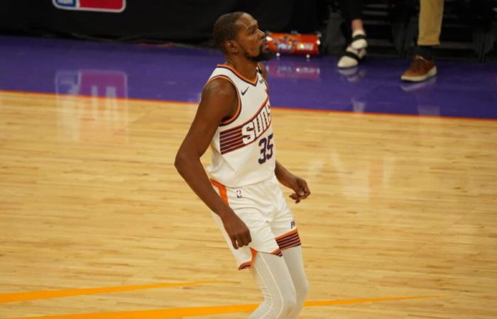 Kevin Durant des Suns réalise un lay-up gagnant pour battre les 76ers