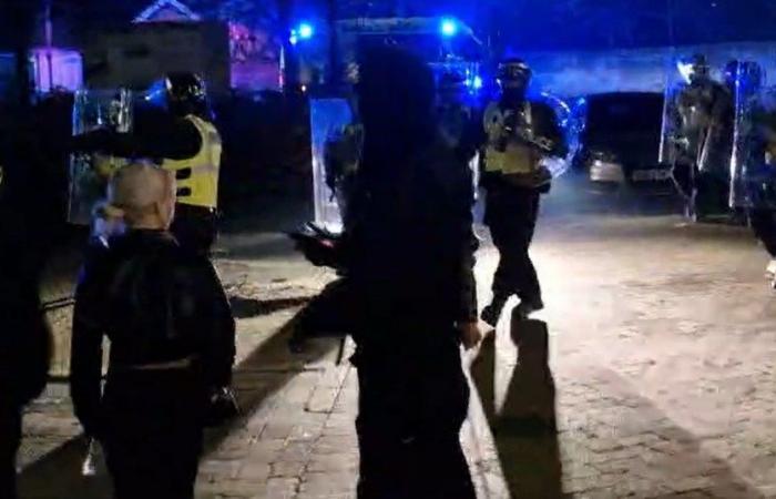 Les policiers anti-émeutes affrontent des feux d’artifice et un hélicoptère de police appelé alors que les gangs incendient les poubelles et lancent des bouteilles