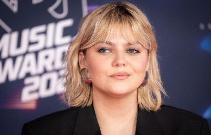 Louane assume le style cowgirl chic avec une veste à franges d’une grande marque française, portée sans rien en dessous