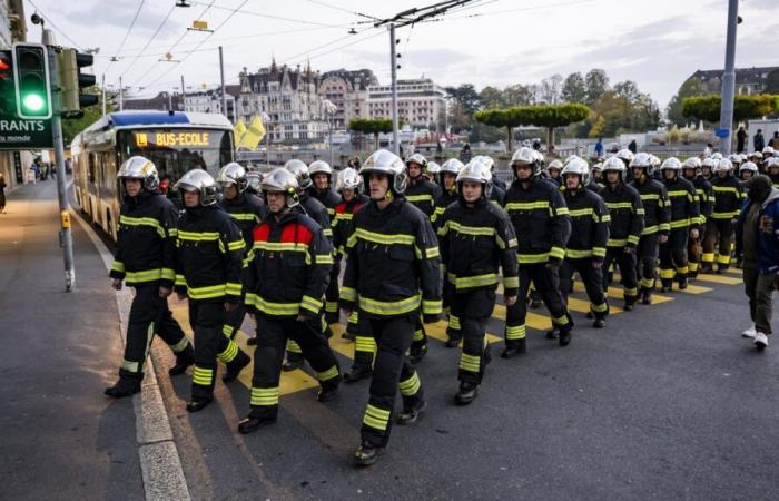 Les pompiers professionnels manifestent à Lausanne