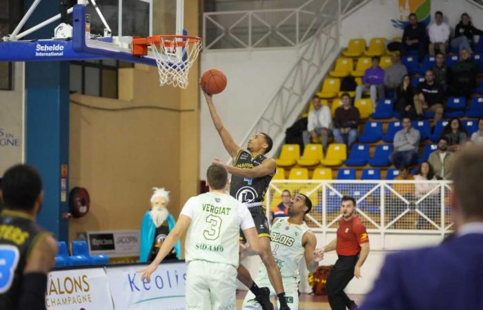 Blois peut dire merci à la fin absurde du match Champagne Basket, l’ALM Évreux s’offre un peu d’air frais